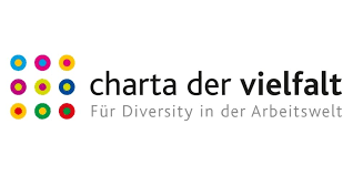 Logo von Charta der Vielfalt: neun mehrfarbige Kreise im Quadrat angeordnet, rechts folgende Schrift: charta der vielfalt. Für Diversity in der Arbeitswelt.